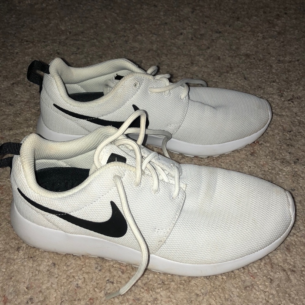 White nike roshes